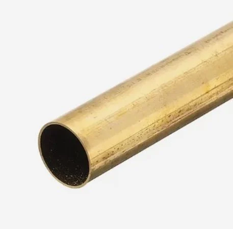 Tube rond en laiton poli, extrémité coupée laissant voir la paroi